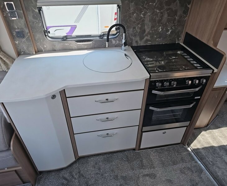 COACHMAN VIP 675 KITCHEN