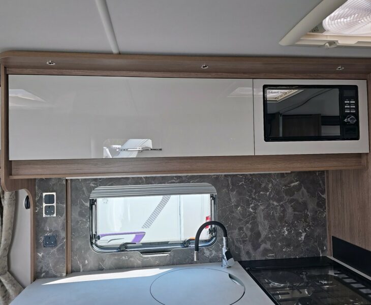COACHMAN VIP 675 KITCHEN