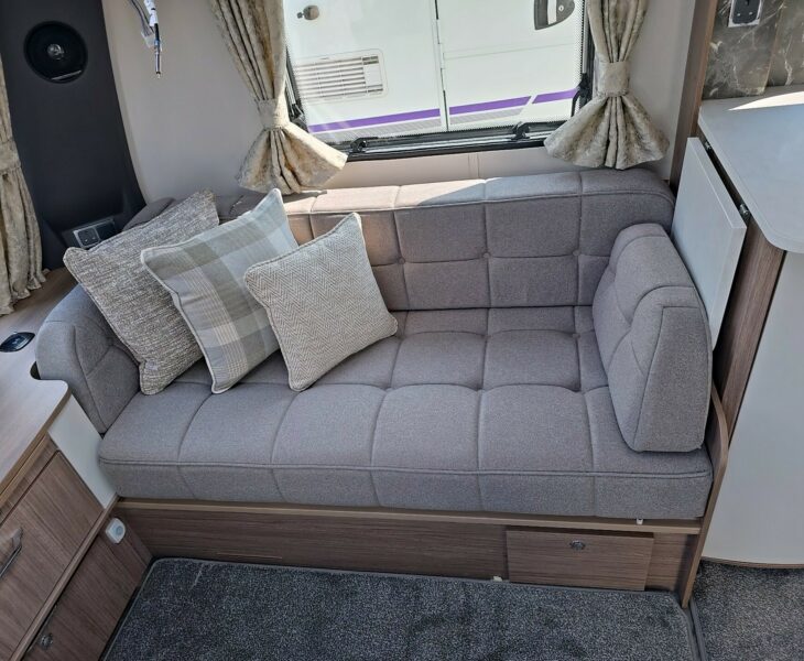 COACHMAN VIP 675 SEAT