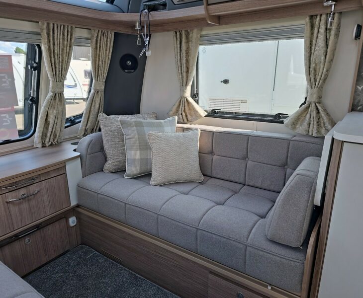 COACHMAN VIP 675 SEAT