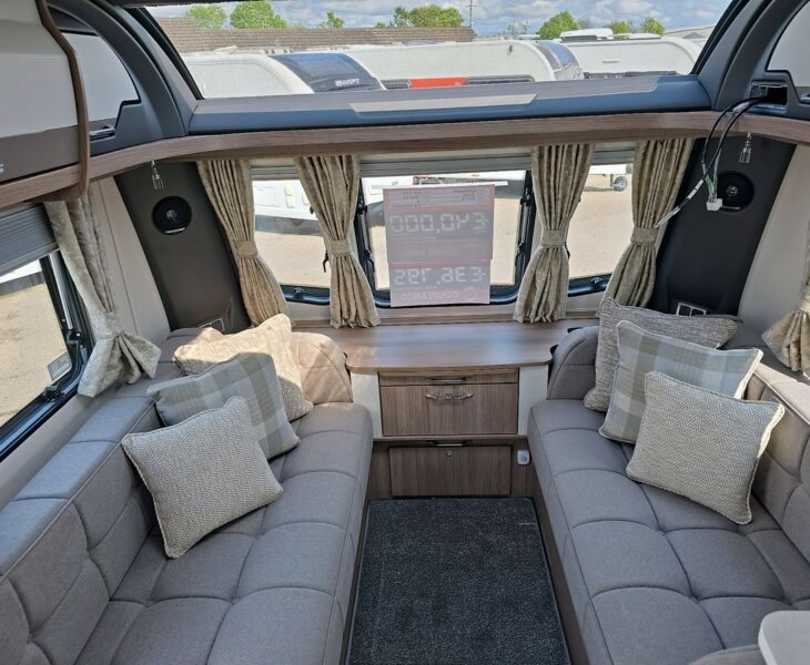 COACHMAN VIP 675 SEATING
