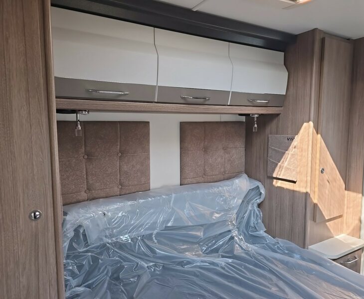 COACHMAN VIP 675 BEDROOM