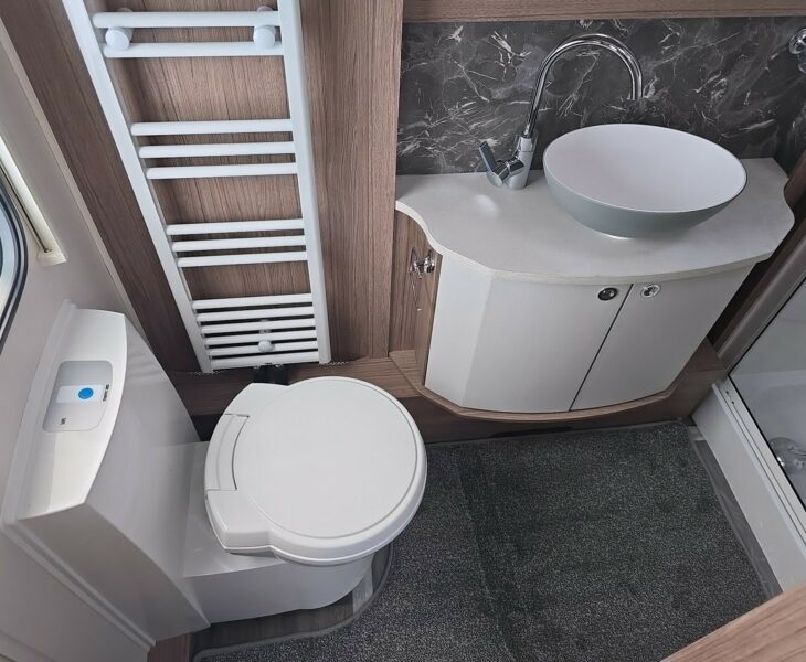 COACHMAN VIP 675 WASHROOM