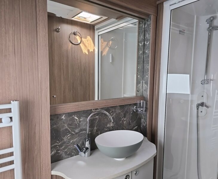 COACHMAN VIP 675 WASHROOM