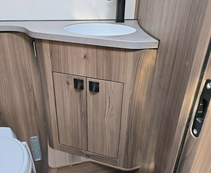 2025 COACHMAN TRAVEL MASTER 565 WASHROOM