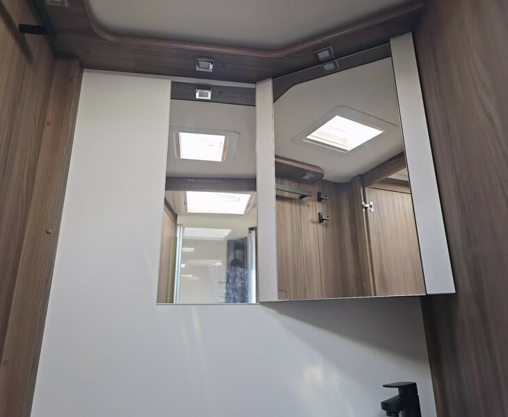 2025 COACHMAN TRAVEL MASTER 565 WASHROOM