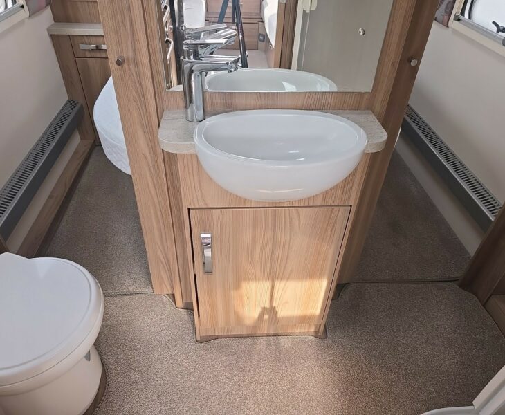 2018 SWIFT CHALLENGER 560 WASHROOM