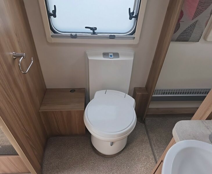 2018 SWIFT CHALLENGER 560 WASHROOM