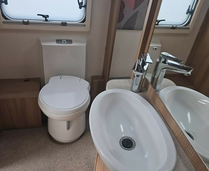 2018 SWIFT CHALLENGER 560 WASHROOM