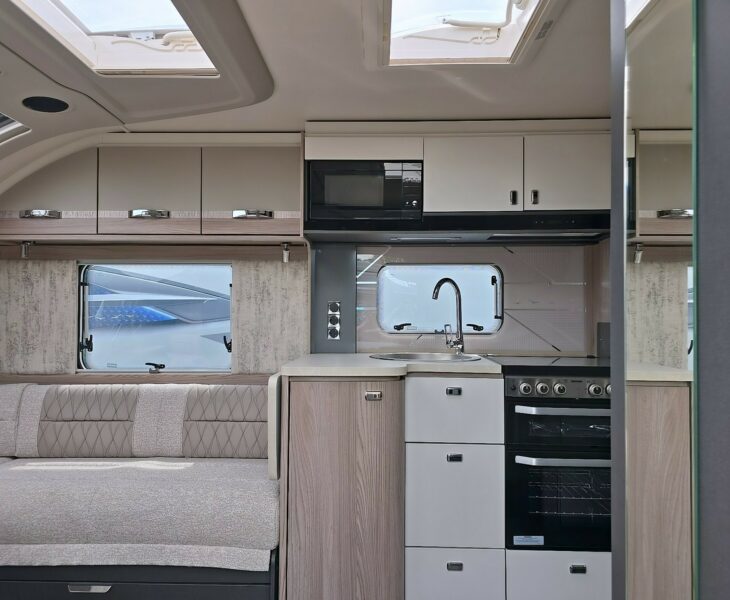 CHALLENGER EXCLUSIVE 580 GRANDE ENTRANCE