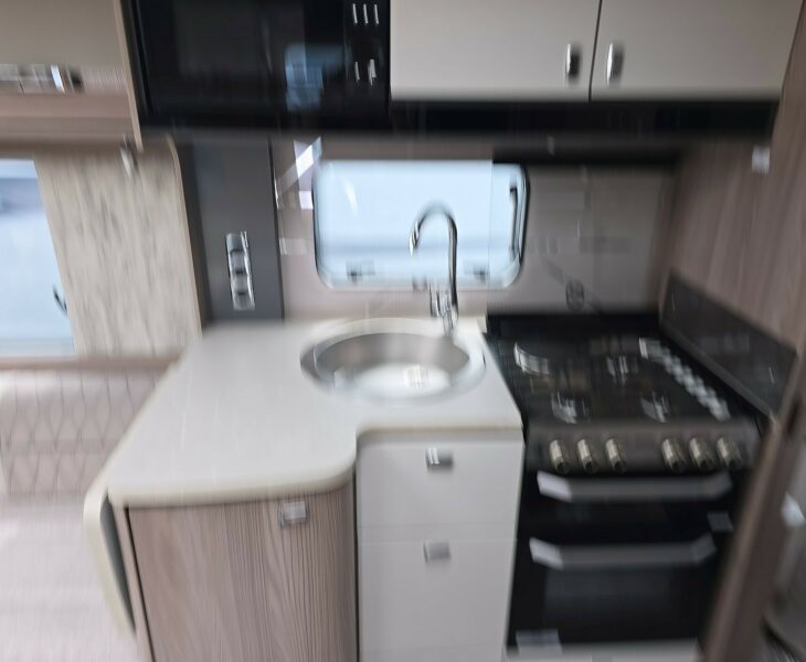 CHALLENGER EXCLUSIVE 580 GRANDE KITCHEN