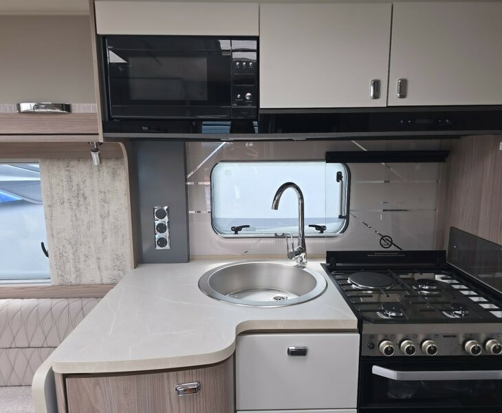 CHALLENGER EXCLUSIVE 580 GRANDE KITCHEN