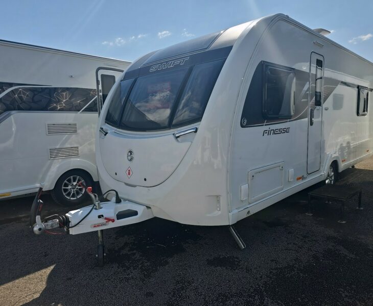 2022 SWIFT FINESSE FRONT N/S