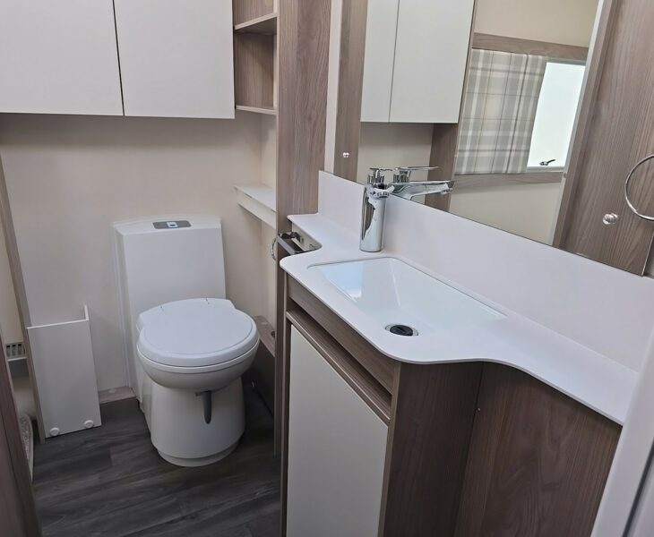 2023 SWIFT CHALLENGER 580 GRANDE WASHROOM