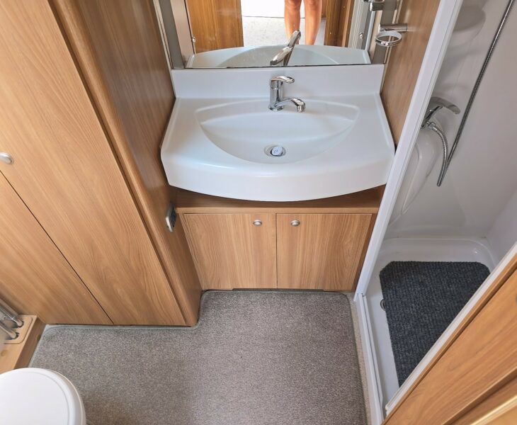 2013 SWIFT CHALLENGER 480 SE BATHROOM