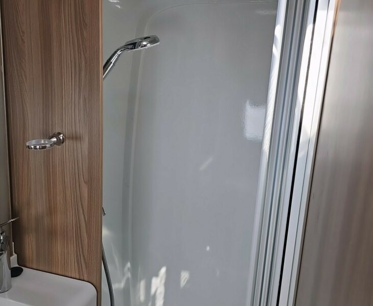 2018 BESSACARR 580 CAMEO SHOWER