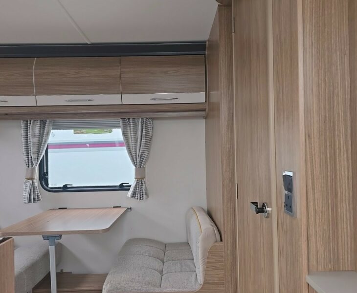 2018 COACHMAN VIP 520 ENTRANCE