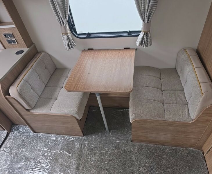 2018 COACHMAN VIP 520 DINETTE