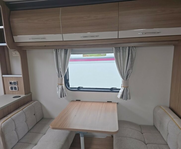 2018 COACHMAN VIP 520 DINETTE