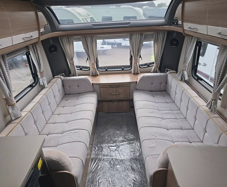 2018 COACHMAN VIP 520 SEATING