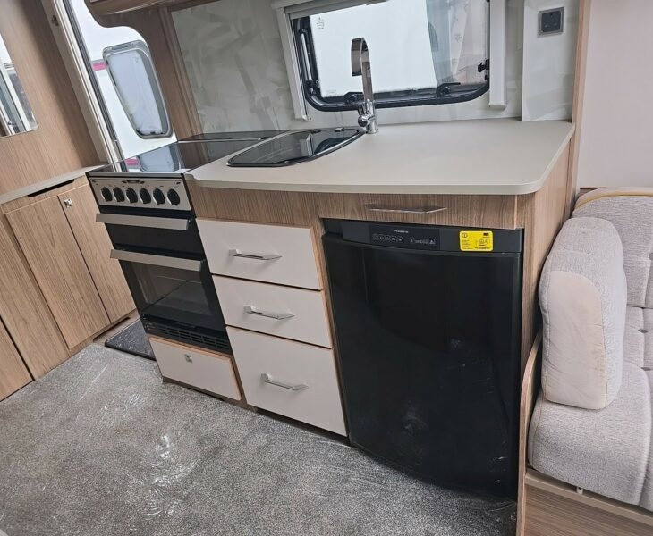 2018 COACHMAN VIP 520 KITCHEN