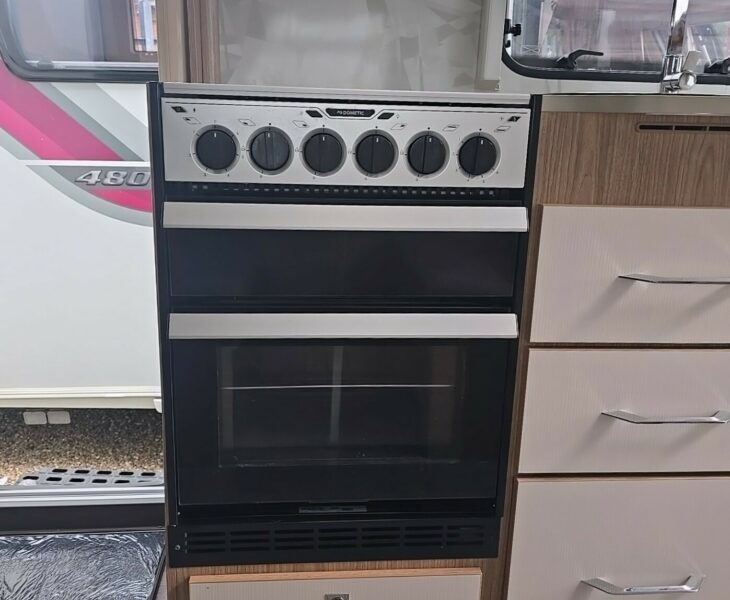 2018 COACHMAN VIP 520 COOKER