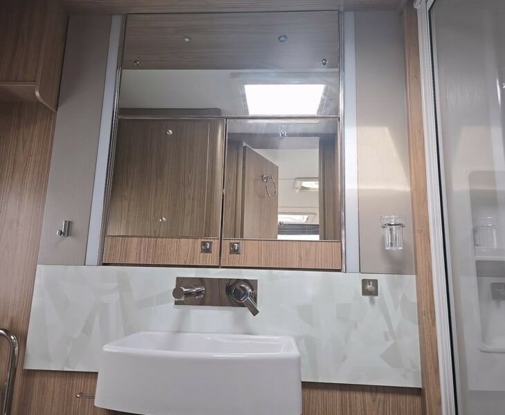 2018 COACHMAN VIP 520 BATHROOM
