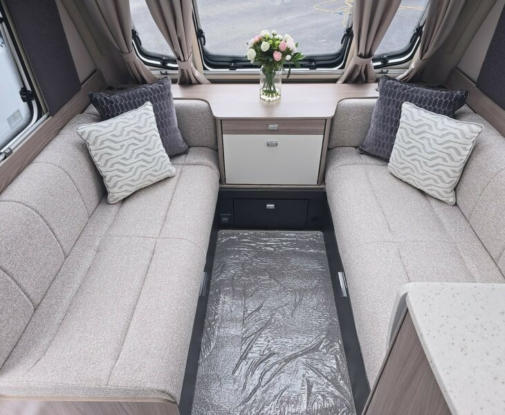 2026 SWIFT CONQUEROR 580 SEATING