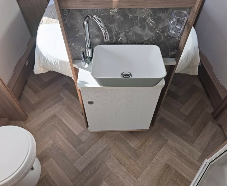 2026 COACHMAN VIP 545 WASHROOM