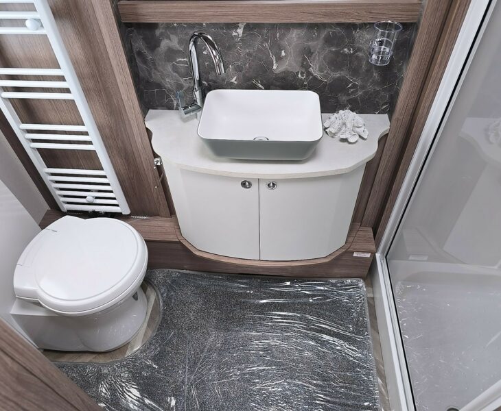 2026 COACHMAN VIP 520 WASHROOM