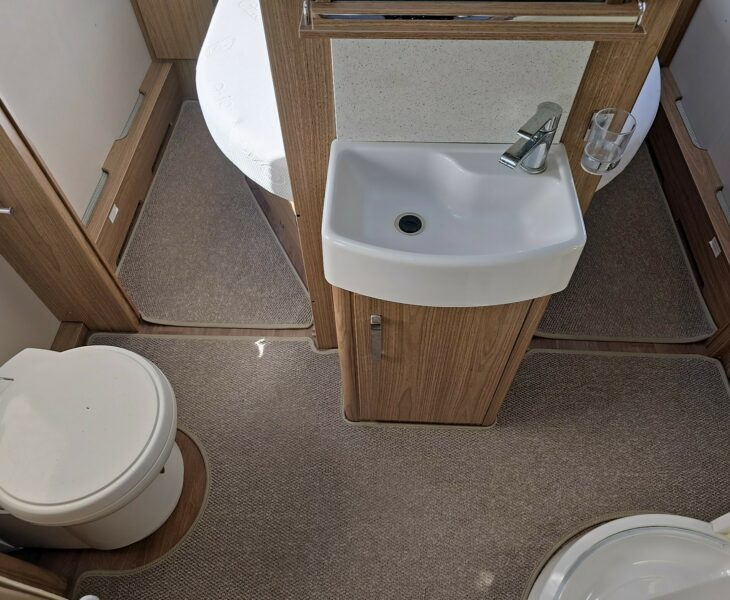2017 COACHMAN VIP 545 WASHROOM