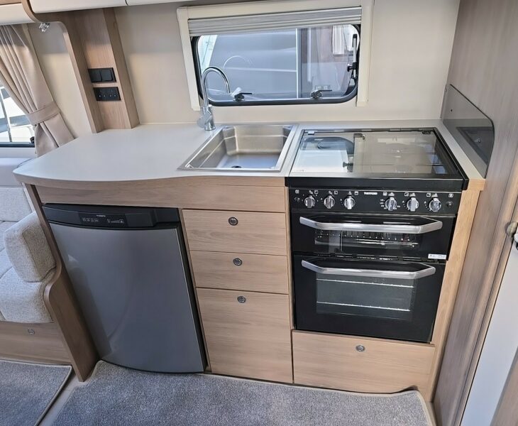 2020 COMPASS CAPIRO 520 KITCHEN