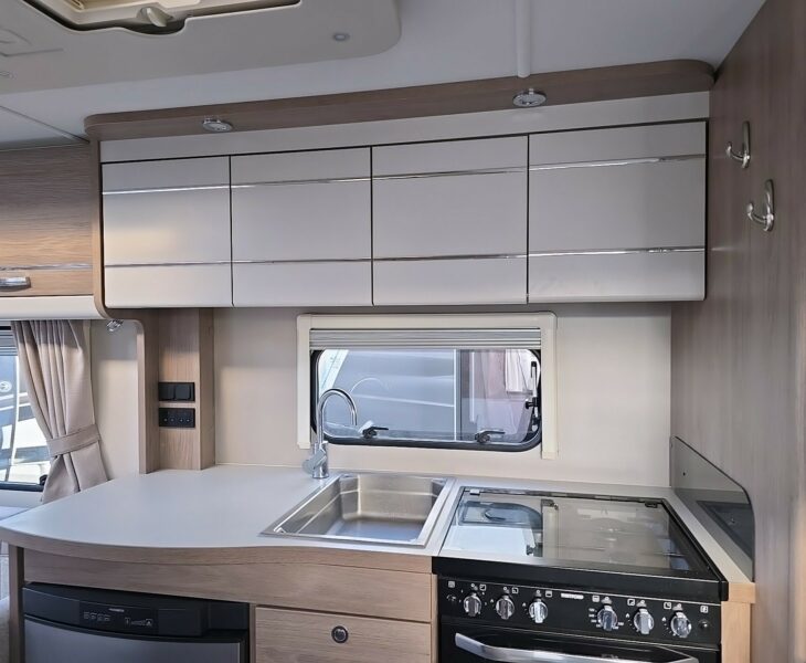 2020 COMPASS CAPIRO 520 KITCHEN