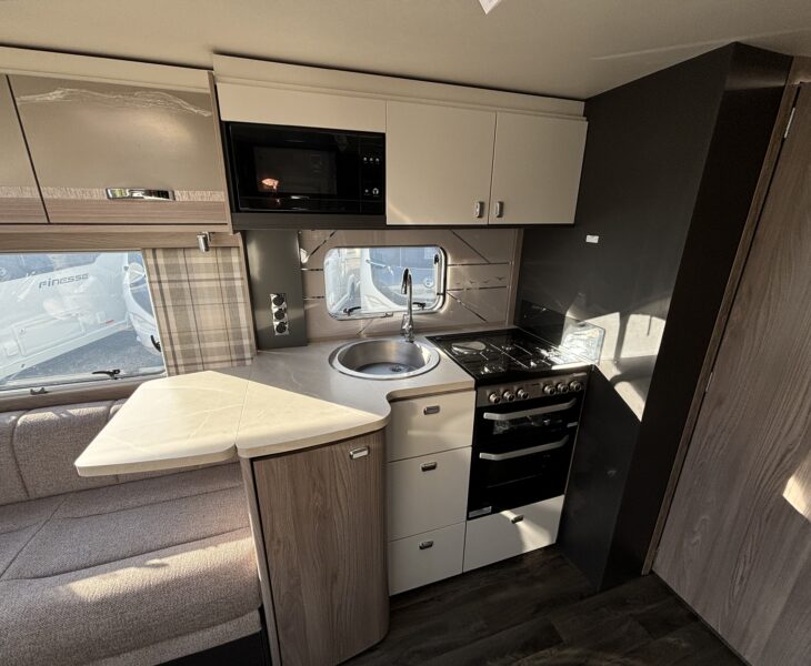 SWIFT CHALLENGER GRANDE 670 2025 KITCHEN