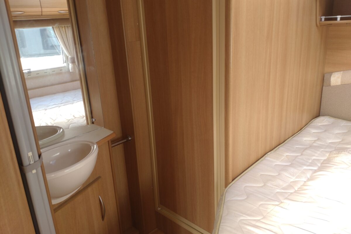 2008 Coachman vip 535/4 interior