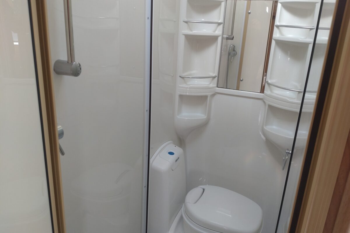 2008 Coachman vip 535/4 interior