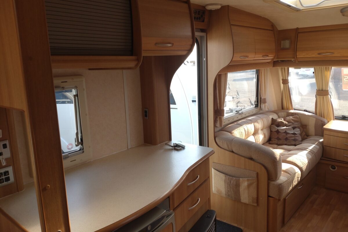 2008 Coachman vip 535/4 interior
