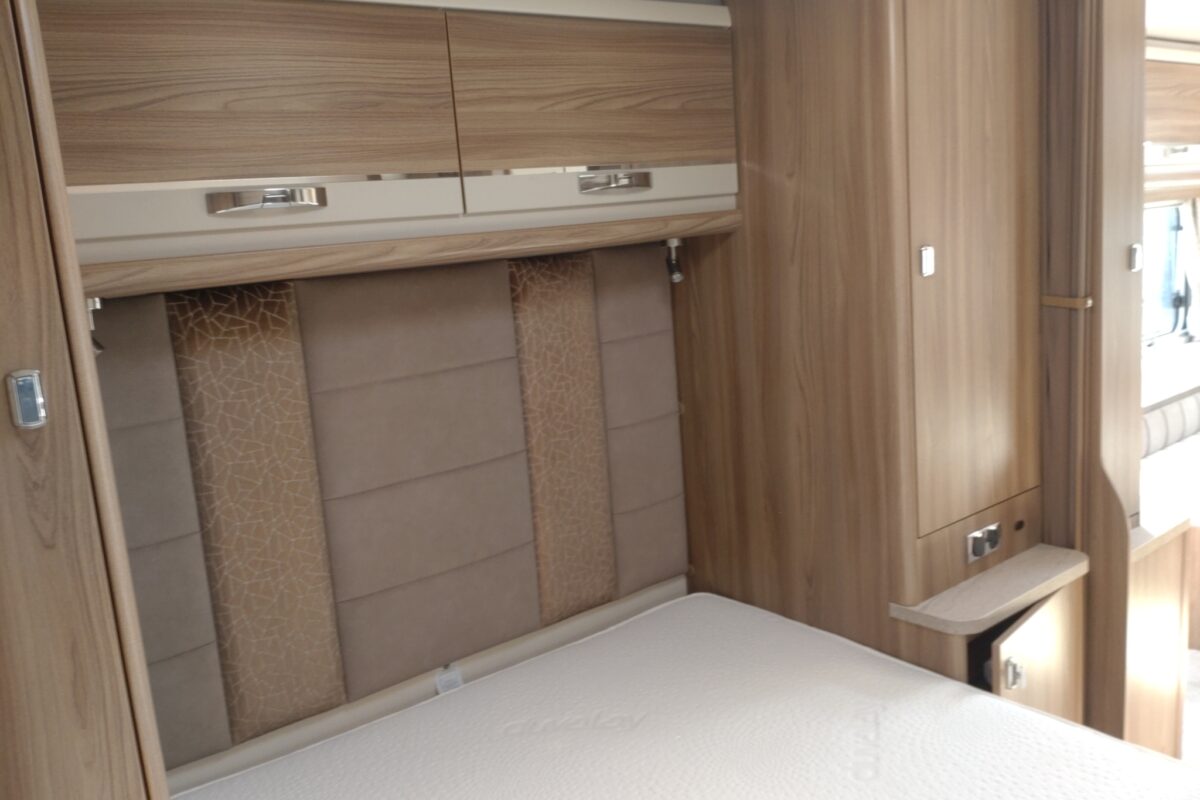 2021 Sterling Elite 880 Interior