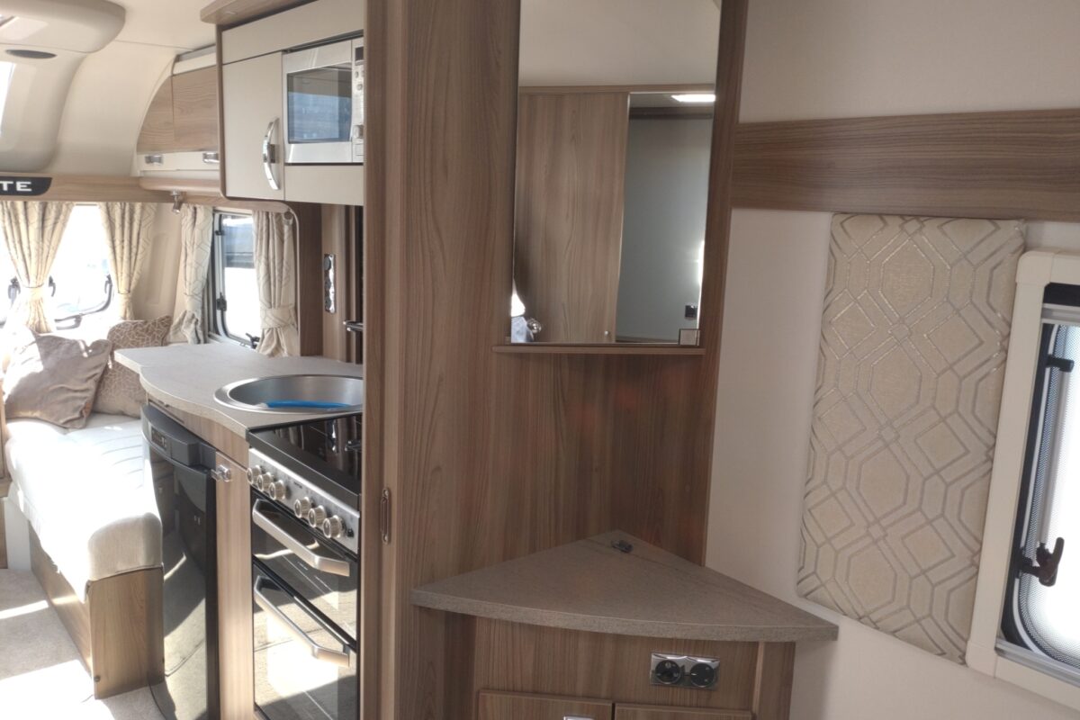2021 Sterling Elite 880 Interior
