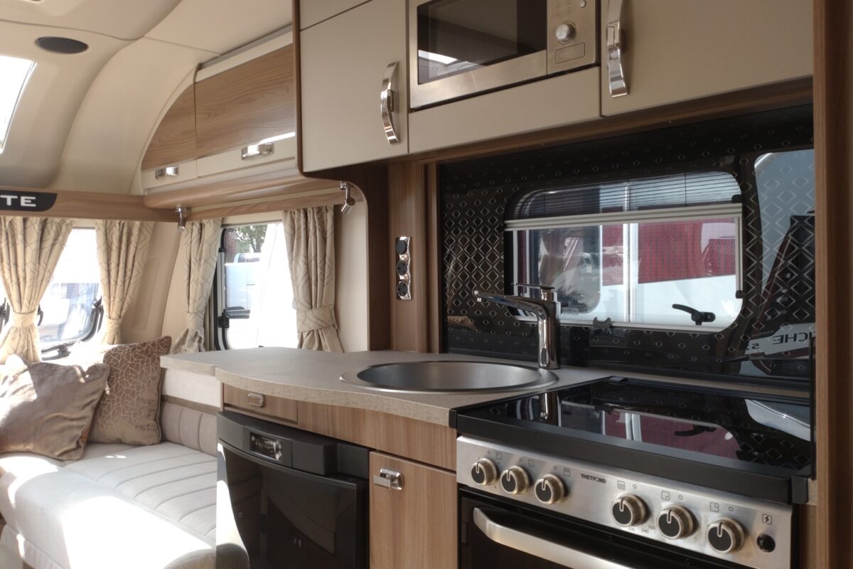 2021 Sterling Elite 880 Interior