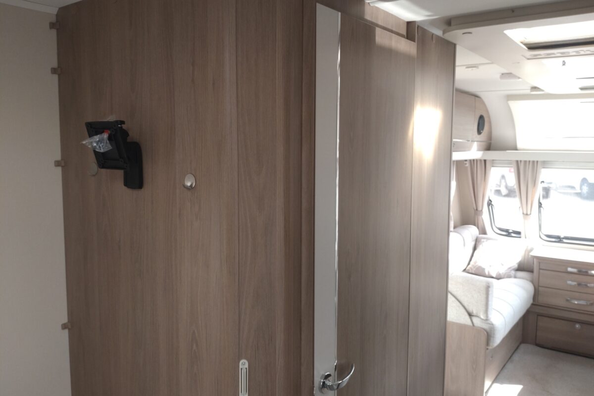 Compass  Capiro 550 Interior