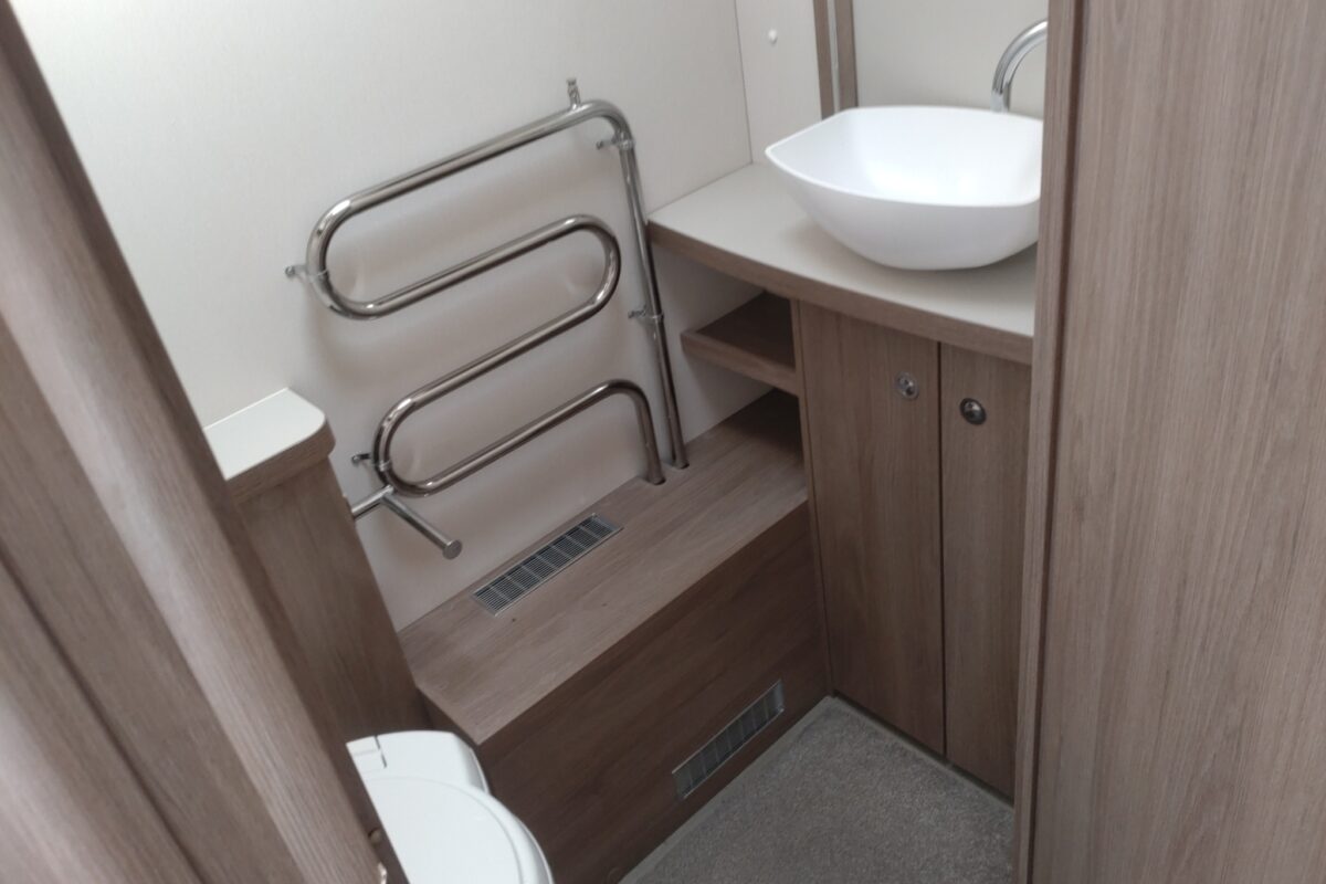 Compass  Capiro 550 Interior