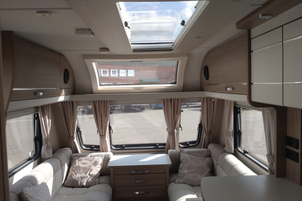 Compass  Capiro 550 Interior