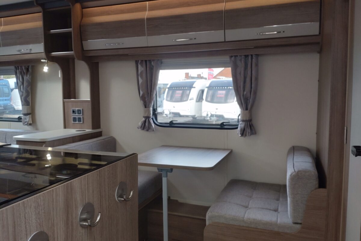 2022 Coachman Vip 520/3 interior