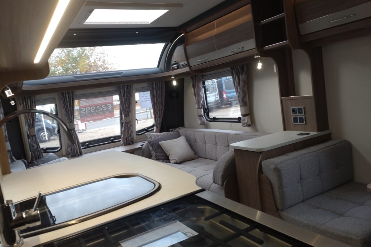 2022 Coachman Vip 520/3 interior