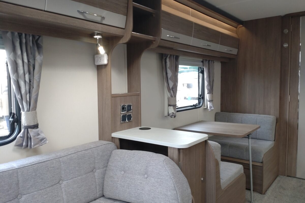 2022 Coachman Vip 520/3 interior