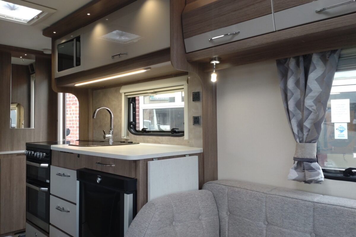 2022 Coachman Vip 520/3 interior