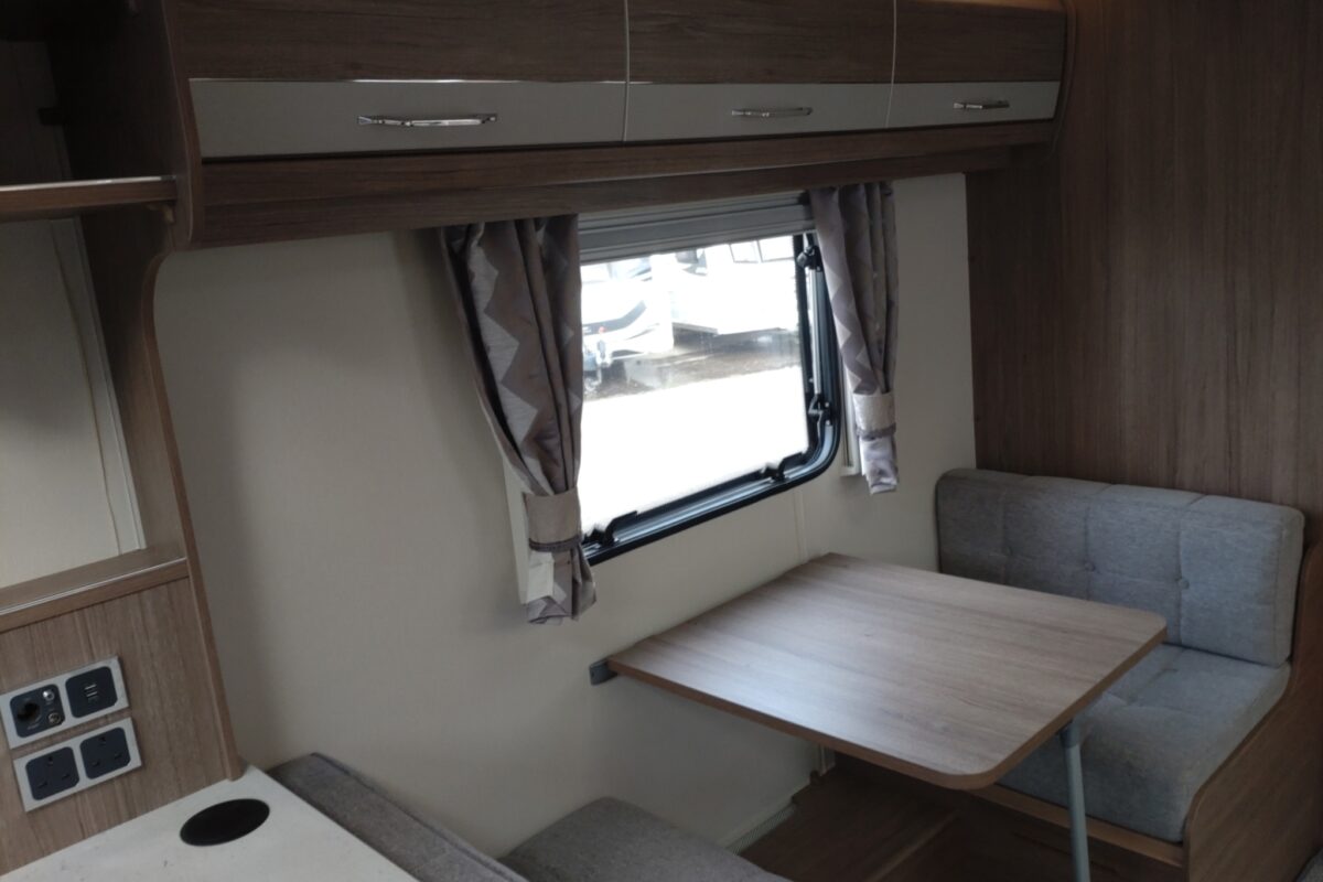 2022 Coachman Vip 520/3 interior