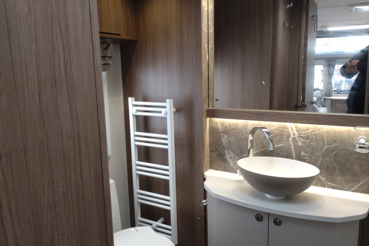 2022 Coachman Vip 520/3 interior