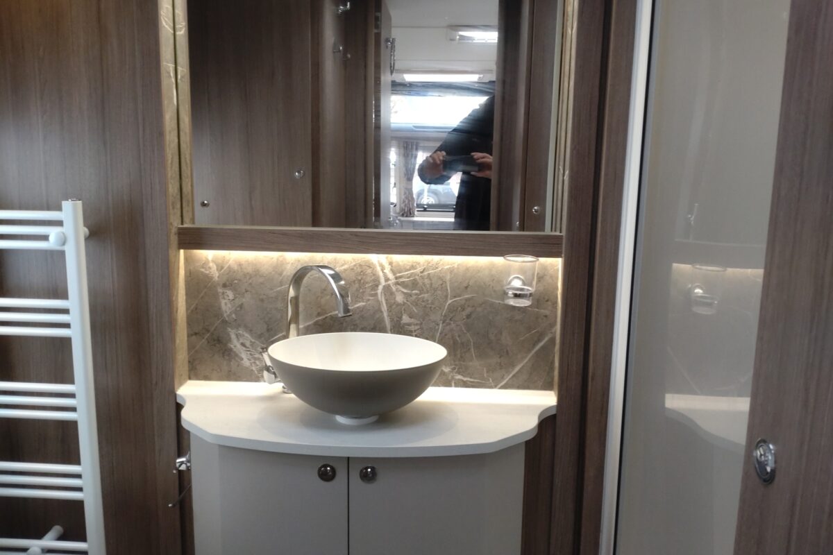 2022 Coachman Vip 520/3 interior